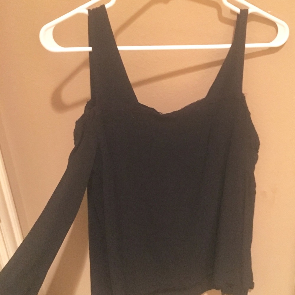 Exposed shoulder top